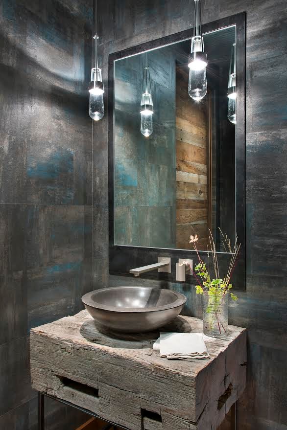 Ispirazione per un bagno di servizio rustico di medie dimensioni con pareti grigie, lavabo a bacinella e top in legno
