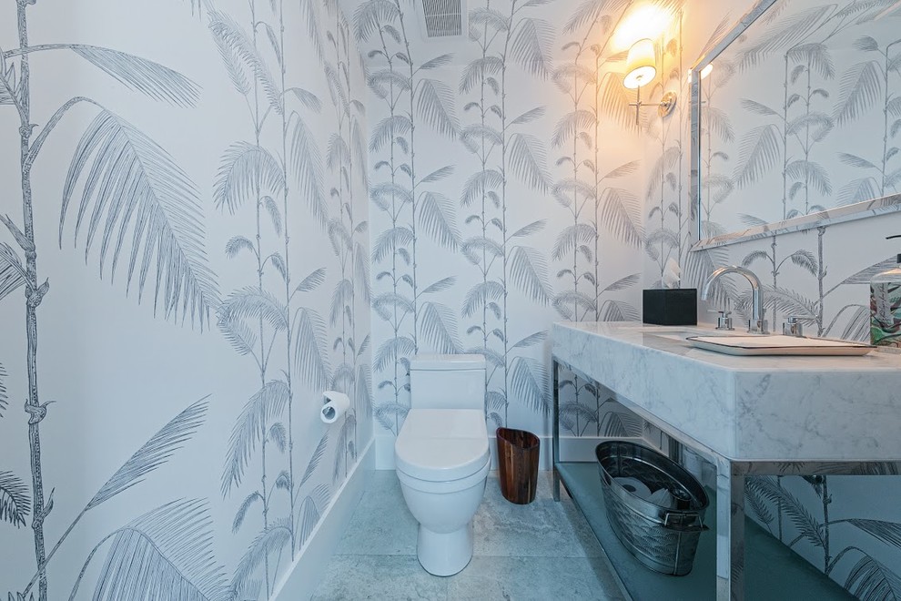 Inspiration för mellanstora moderna toaletter, med öppna hyllor, grå skåp, en toalettstol med separat cisternkåpa, grå väggar, ett undermonterad handfat och marmorbänkskiva