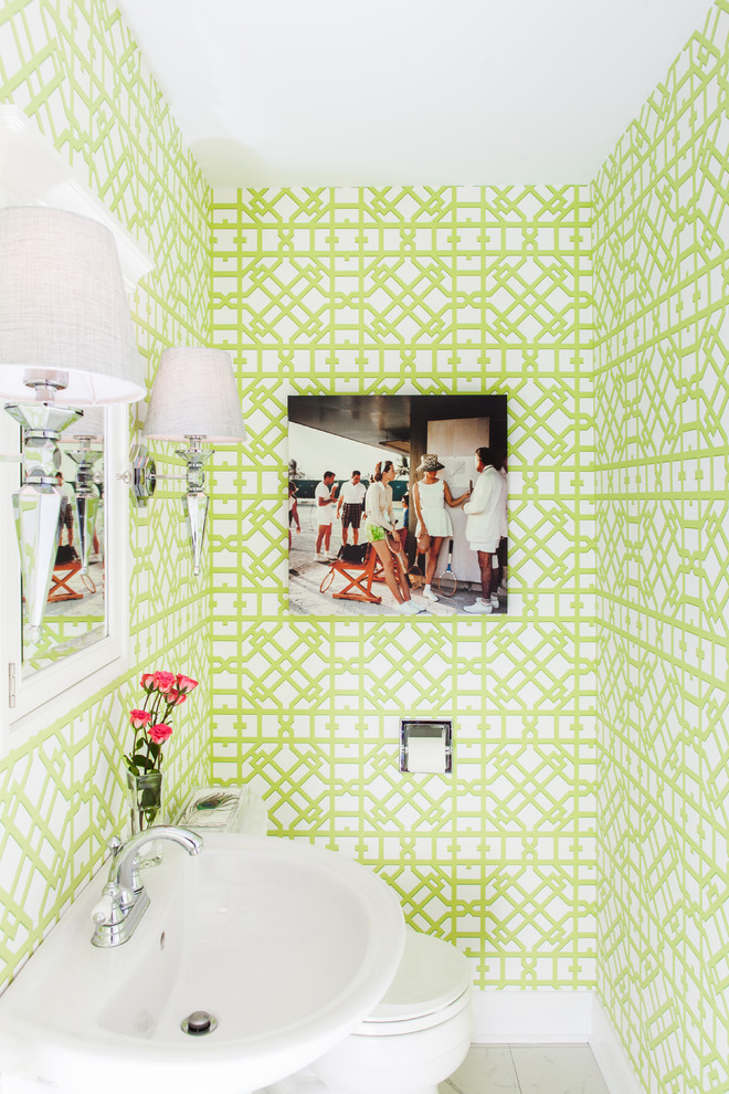 シカゴにある小さなトランジショナルスタイルのおしゃれなトイレ・洗面所 (分離型トイレ、緑の壁、ペデスタルシンク、白い床) の写真