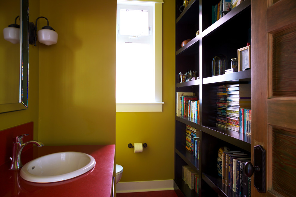 Idéer för mellanstora vintage rött toaletter, med gula väggar, ett nedsänkt handfat och laminatbänkskiva