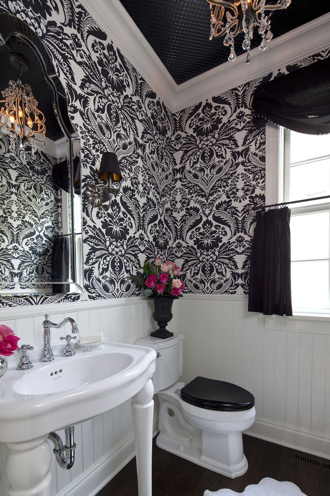 ミネアポリスにある中くらいなトラディショナルスタイルのおしゃれなトイレ・洗面所 (コンソール型シンク、分離型トイレ、濃色無垢フローリング、茶色い床) の写真
