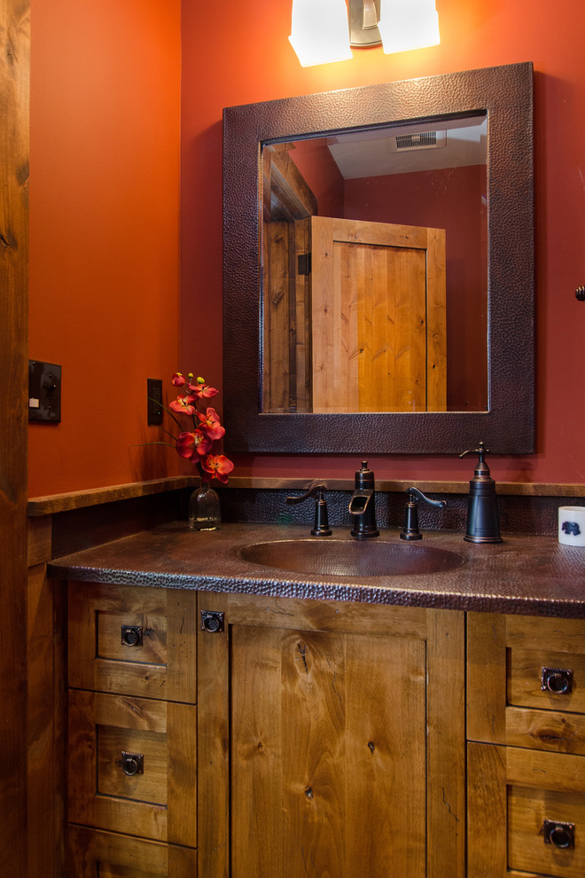 Idéer för små rustika toaletter, med ett integrerad handfat, skåp i shakerstil, bänkskiva i koppar och röda väggar