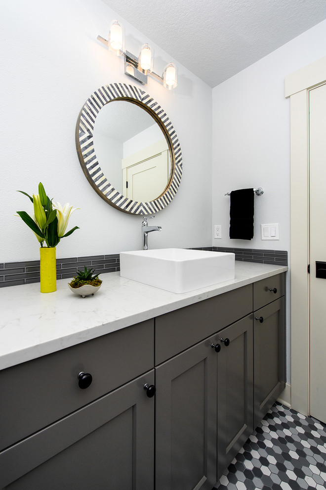 Idéer för att renovera ett mellanstort funkis vit vitt toalett, med skåp i shakerstil, grå skåp, grå kakel, stickkakel, vita väggar, mosaikgolv, ett fristående handfat, marmorbänkskiva och flerfärgat golv