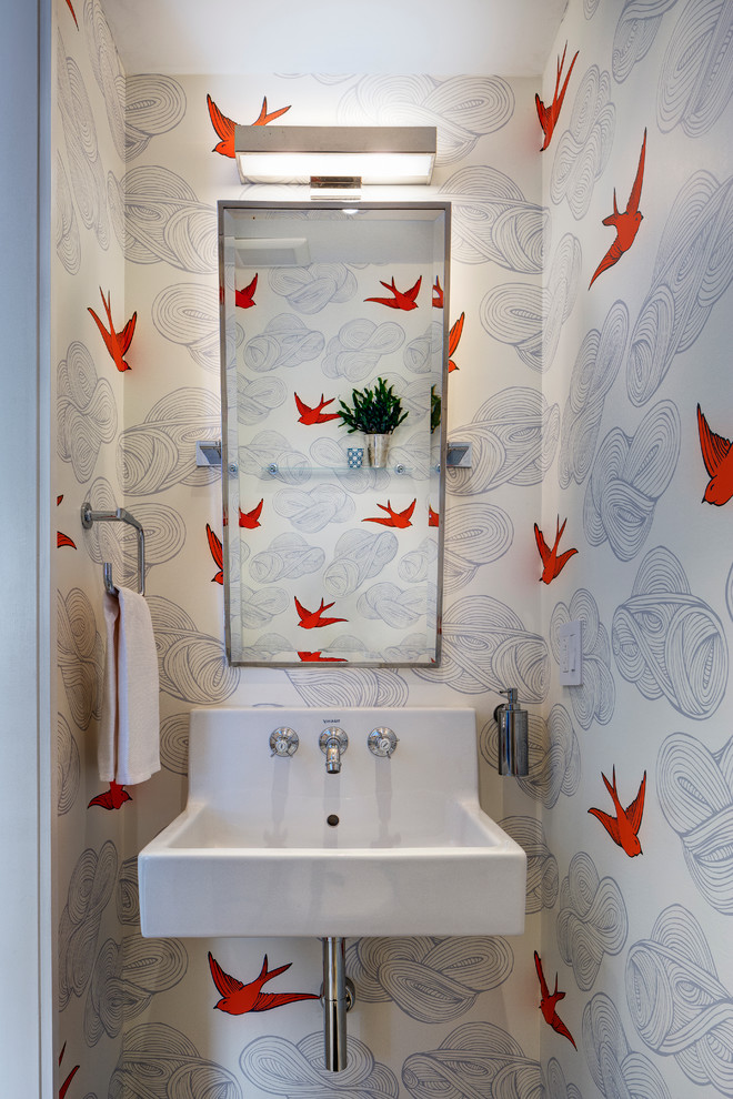 ニューヨークにあるトランジショナルスタイルのおしゃれなトイレ・洗面所 (マルチカラーの壁、壁付け型シンク) の写真