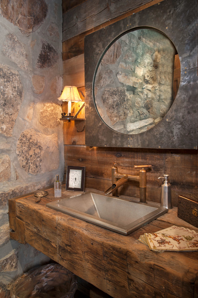 ソルトレイクシティにあるラスティックスタイルのおしゃれなトイレ・洗面所 (木製洗面台、オーバーカウンターシンク、ブラウンの洗面カウンター) の写真