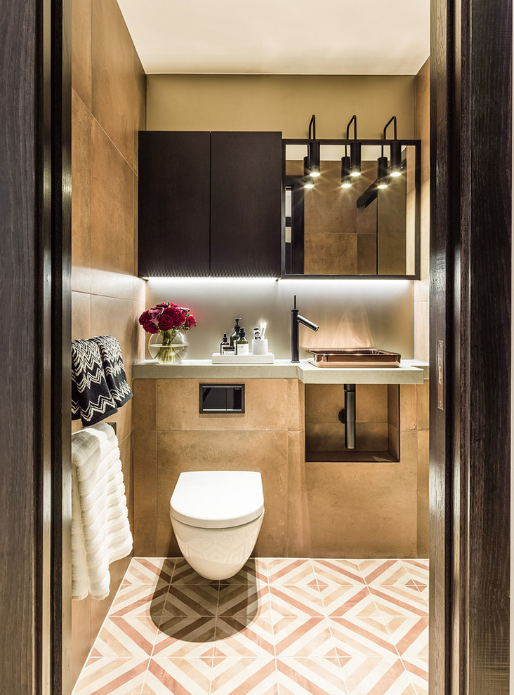 Moderne Gästetoilette mit Wandtoilette, Zementfliesen für Boden, Aufsatzwaschbecken und buntem Boden in Austin
