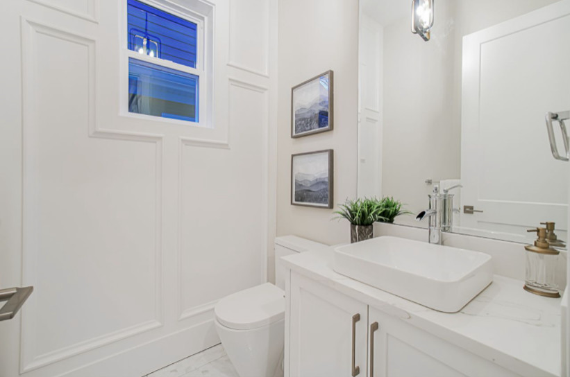 Foto di un bagno di servizio design con ante in stile shaker, ante bianche e mobile bagno sospeso
