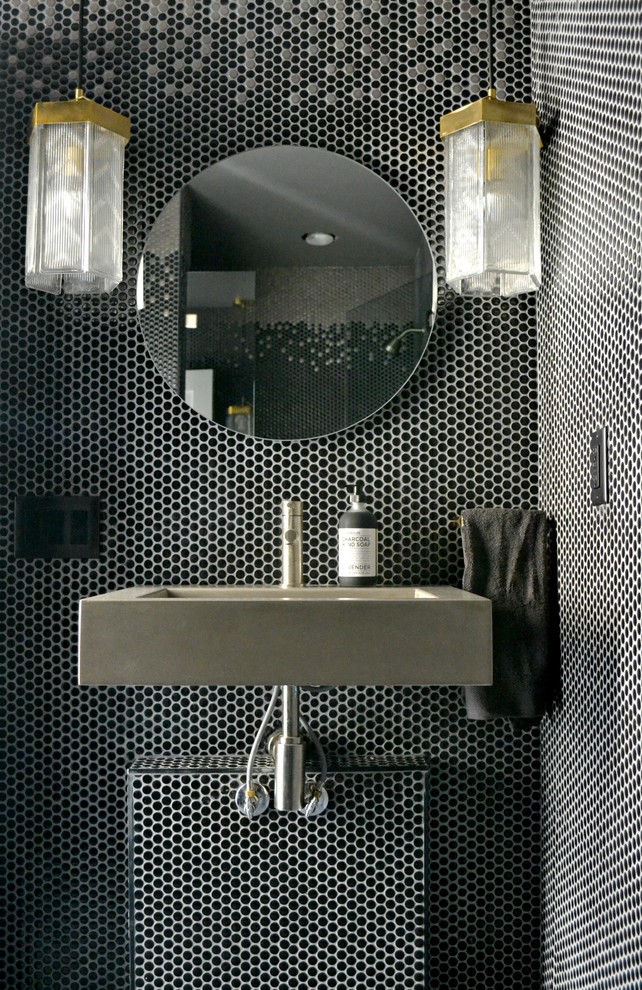 На фото: туалет в современном стиле с черной плиткой, серой плиткой и подвесной раковиной