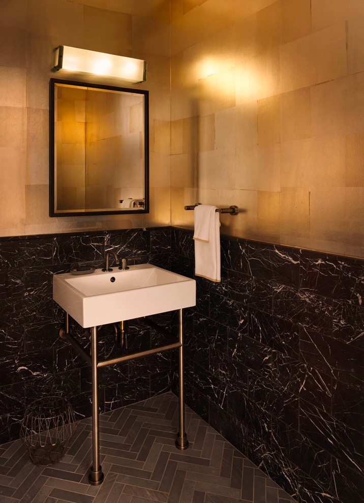 Cette image montre un petit WC et toilettes design avec un lavabo suspendu, un carrelage noir, un carrelage de pierre, un sol en carrelage de céramique et un mur beige.