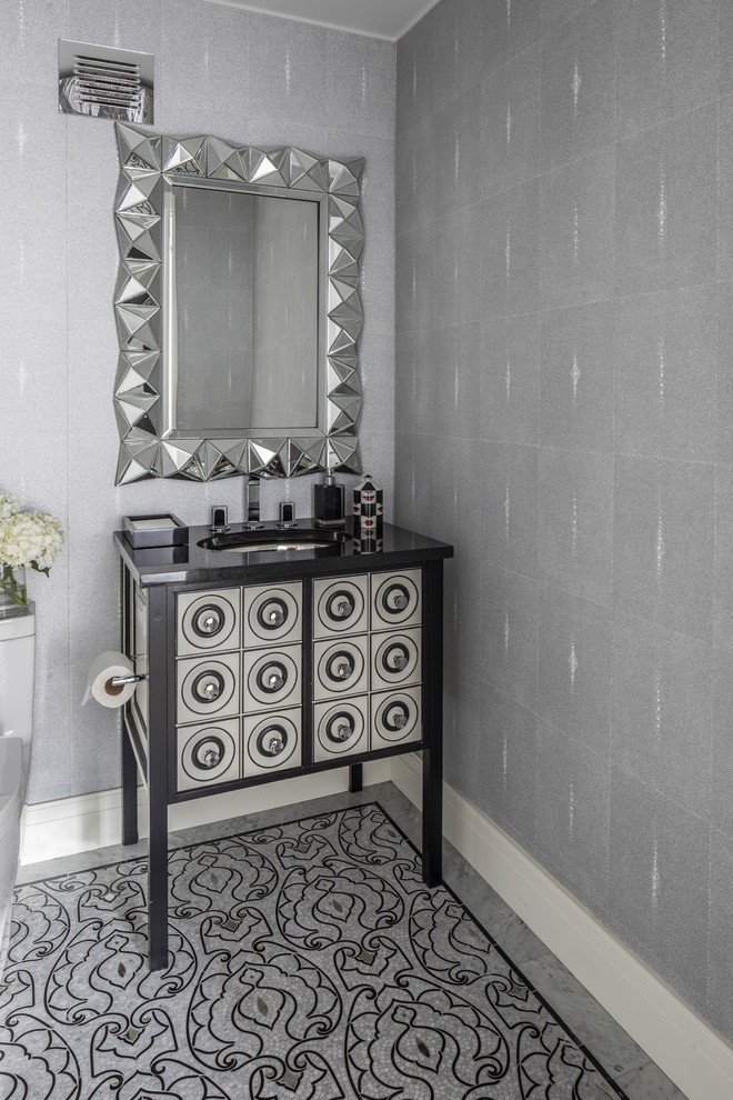 Diseño de aseo clásico renovado con armarios tipo mueble, paredes grises, lavabo bajoencimera y suelo multicolor