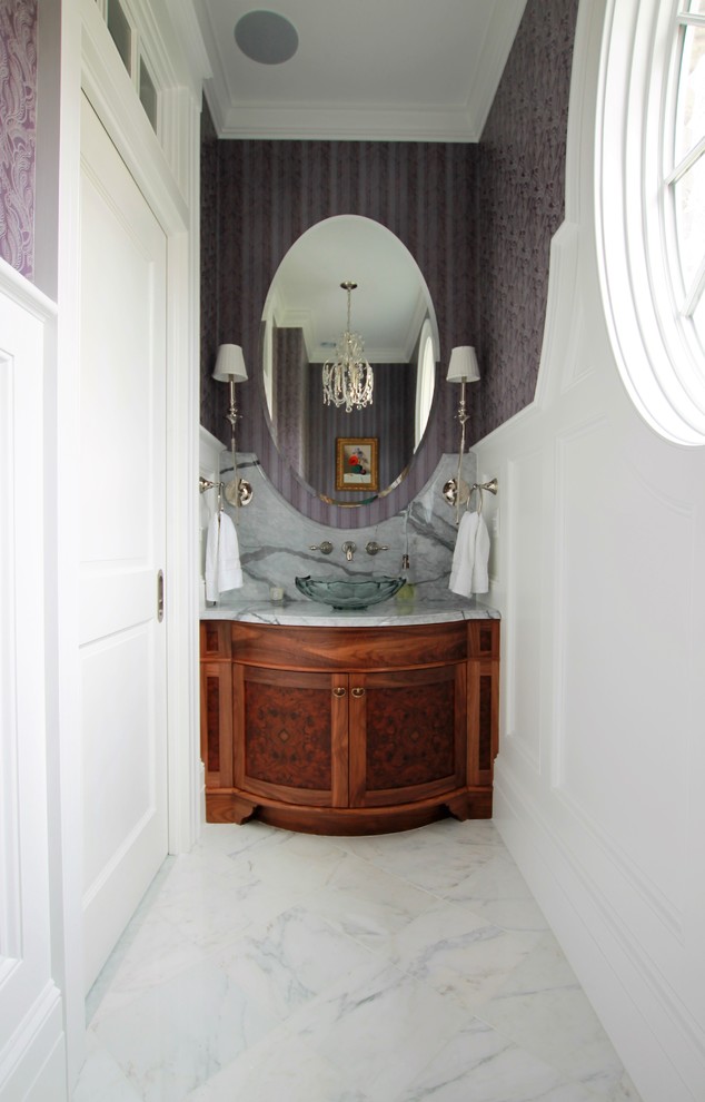 Foto di un piccolo bagno di servizio classico con consolle stile comò, ante in legno bruno, WC a due pezzi, pareti viola, pavimento in marmo, lavabo a bacinella, top in marmo e pavimento bianco