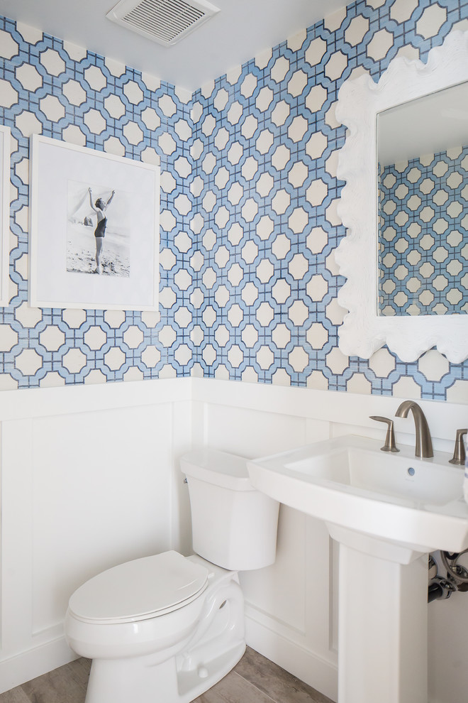 Источник вдохновения для домашнего уюта: туалет в морском стиле с разноцветными стенами и раковиной с пьедесталом