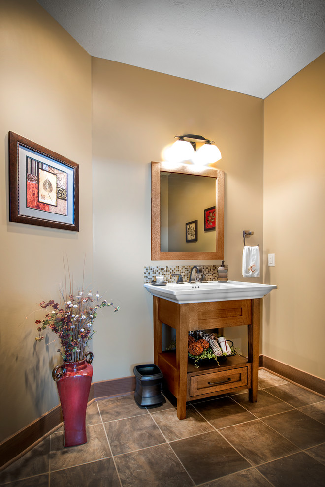 オマハにあるカントリー風のおしゃれなトイレ・洗面所 (中間色木目調キャビネット、ベージュの壁、家具調キャビネット、セラミックタイルの床) の写真
