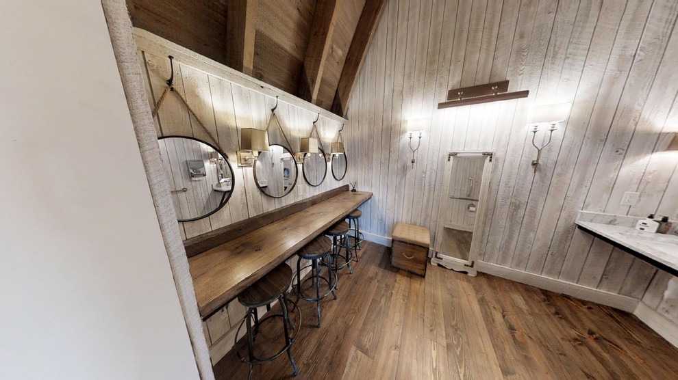 Ejemplo de aseo de estilo de casa de campo de tamaño medio con suelo de madera en tonos medios, encimera de mármol y suelo marrón