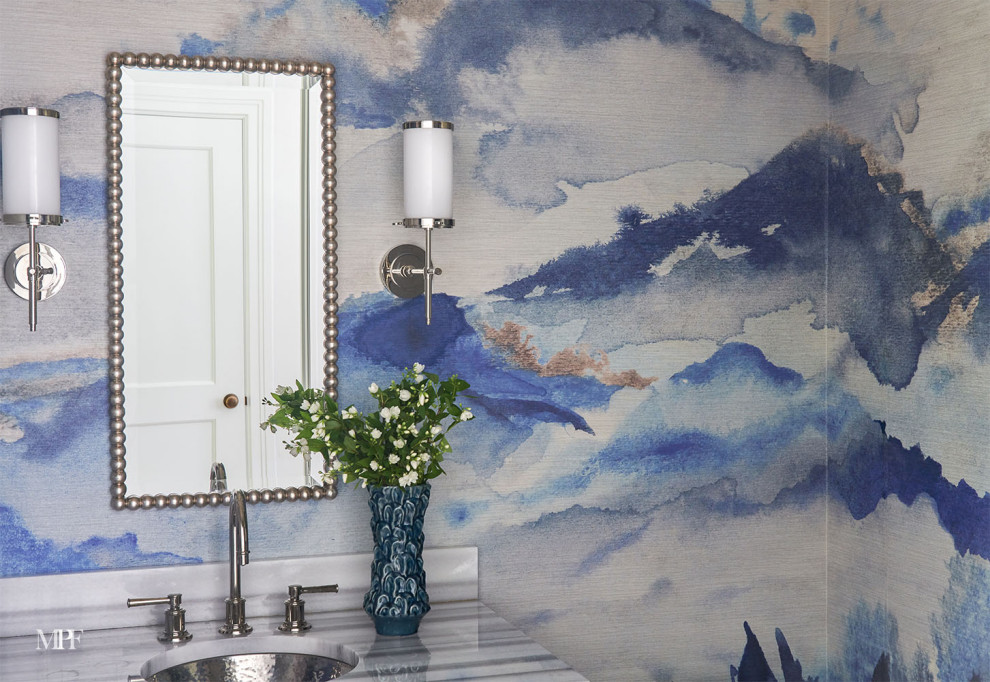 Réalisation d'un WC et toilettes tradition avec un placard avec porte à panneau encastré, des portes de placard grises, un mur bleu, parquet clair, un lavabo encastré, un plan de toilette en granite et un plan de toilette gris.