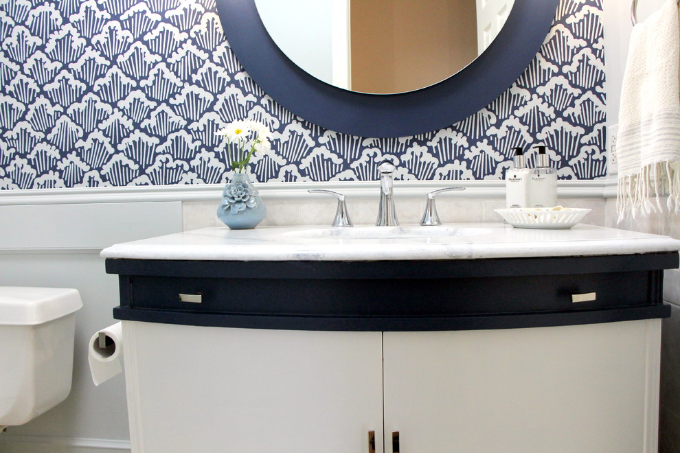 Immagine di un bagno di servizio design con pareti blu