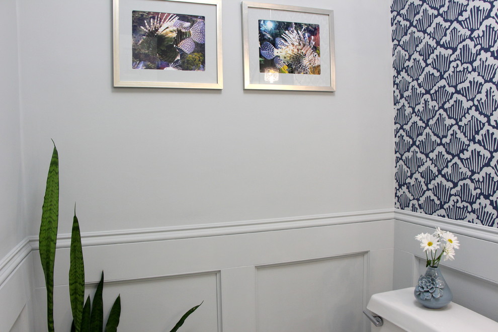 Aménagement d'un WC et toilettes contemporain avec un mur bleu.