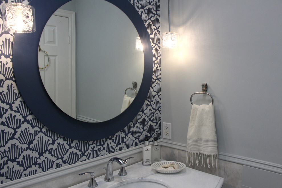 Immagine di un piccolo bagno di servizio minimal con pareti blu