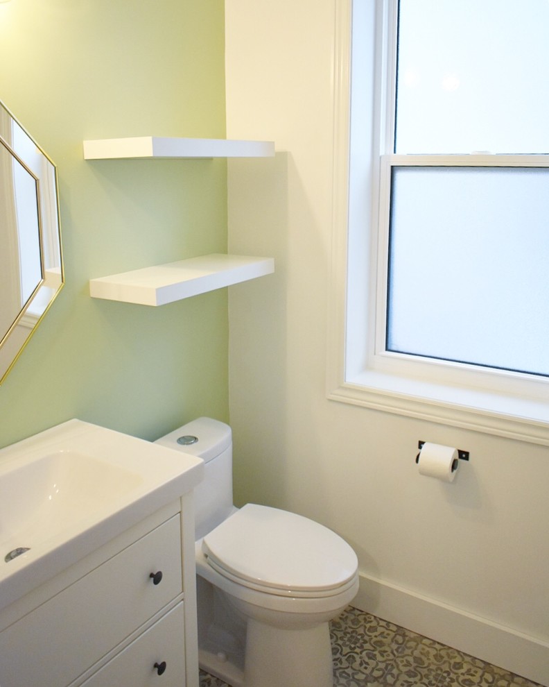 Cette photo montre un petit WC et toilettes chic avec un placard à porte plane, des portes de placard blanches, WC à poser, un mur vert, un sol en linoléum, un sol gris, un plan de toilette blanc, un lavabo intégré et un plan de toilette en quartz modifié.