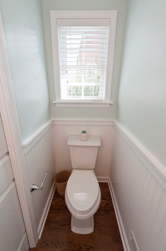 Ispirazione per un bagno di servizio chic con WC monopezzo, pareti blu e pavimento in legno massello medio