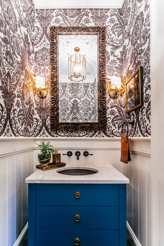Kleine Klassische Gästetoilette mit Unterbauwaschbecken, verzierten Schränken, blauen Schränken, bunten Wänden, Marmor-Waschbecken/Waschtisch und weißer Waschtischplatte in Charleston