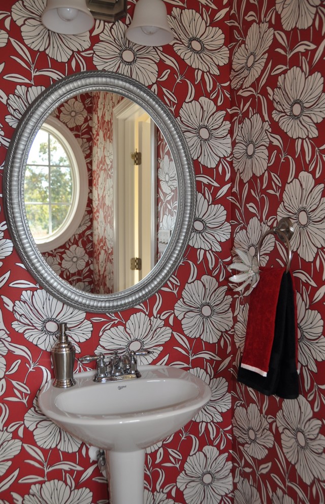 ローリーにある低価格の小さなコンテンポラリースタイルのおしゃれなトイレ・洗面所 (ペデスタルシンク、分離型トイレ、赤い壁) の写真