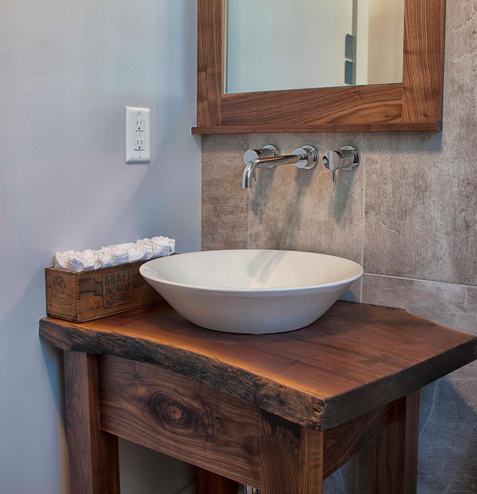 Idee per un piccolo bagno di servizio contemporaneo con piastrelle grigie, piastrelle in gres porcellanato, pareti grigie e top in legno