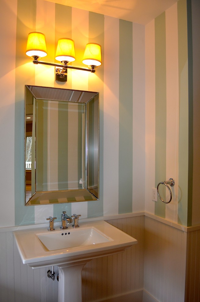 Immagine di un piccolo bagno di servizio classico con pareti multicolore e lavabo a colonna