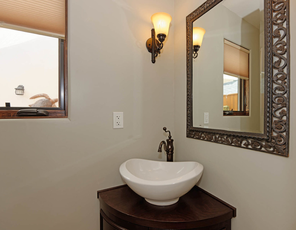 Mediterrane Gästetoilette mit Kassettenfronten, hellbraunen Holzschränken, beiger Wandfarbe, Aufsatzwaschbecken und Waschtisch aus Holz in San Diego