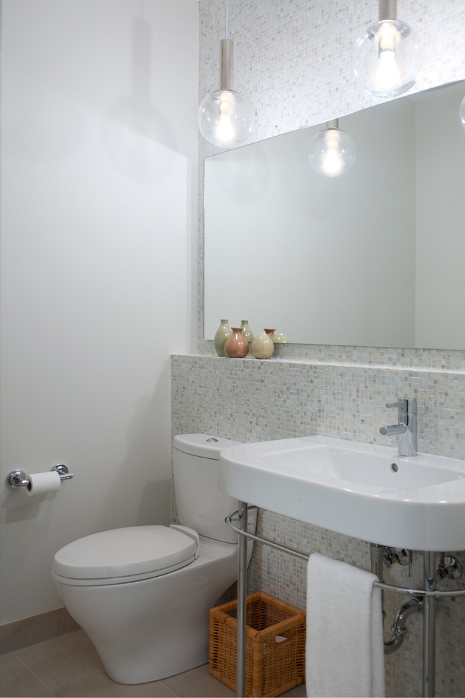 Ispirazione per un bagno di servizio contemporaneo con lavabo a consolle, piastrelle a mosaico e piastrelle grigie