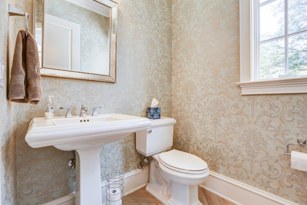 Ispirazione per un bagno di servizio tradizionale di medie dimensioni con WC a due pezzi, pareti multicolore e lavabo a colonna