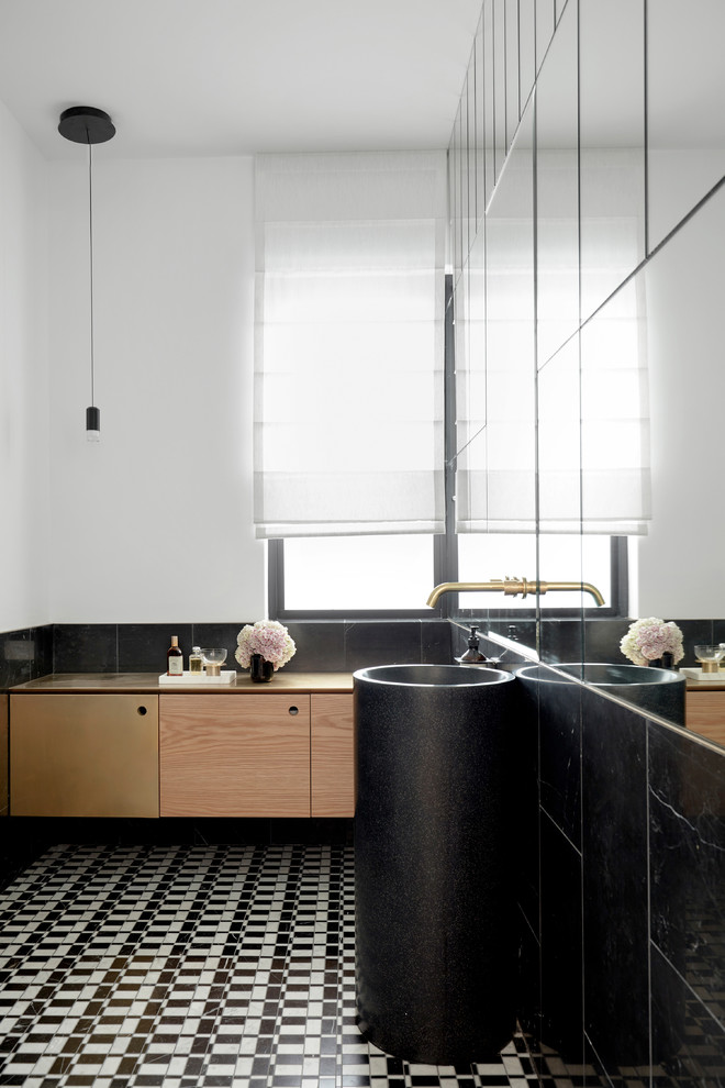 Idee per un bagno di servizio minimalista con ante lisce, pareti bianche, lavabo a colonna e pavimento multicolore