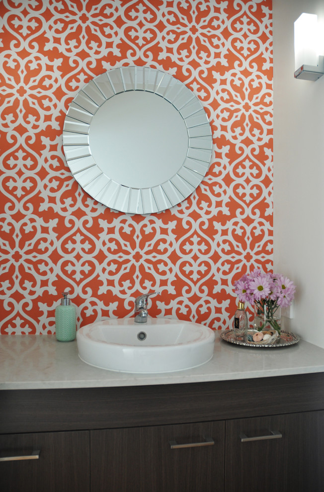 Idee per un piccolo bagno di servizio contemporaneo con ante in legno bruno e pareti arancioni