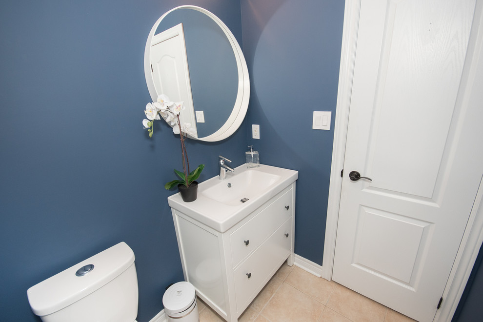 トロントにある高級な中くらいなコンテンポラリースタイルのおしゃれなトイレ・洗面所 (シェーカースタイル扉のキャビネット、白いキャビネット、分離型トイレ、青い壁、磁器タイルの床、一体型シンク、ベージュの床) の写真