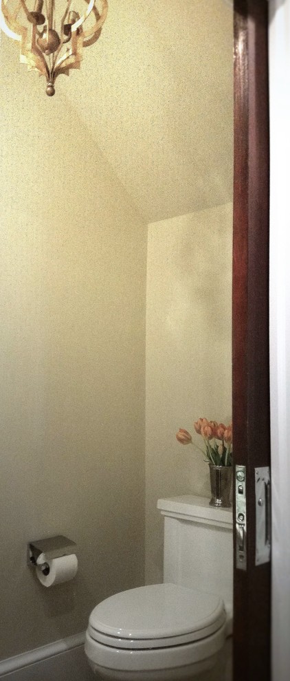 Пример оригинального дизайна: маленький туалет в стиле неоклассика (современная классика) с раздельным унитазом, разноцветной плиткой, плиткой мозаикой, полом из керамогранита, настольной раковиной, мраморной столешницей и бежевыми стенами для на участке и в саду