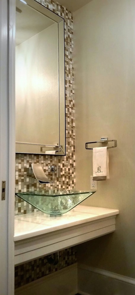 Foto di un piccolo bagno di servizio classico con piastrelle multicolore, piastrelle a mosaico, pavimento in gres porcellanato, lavabo a bacinella, top in marmo e pareti beige