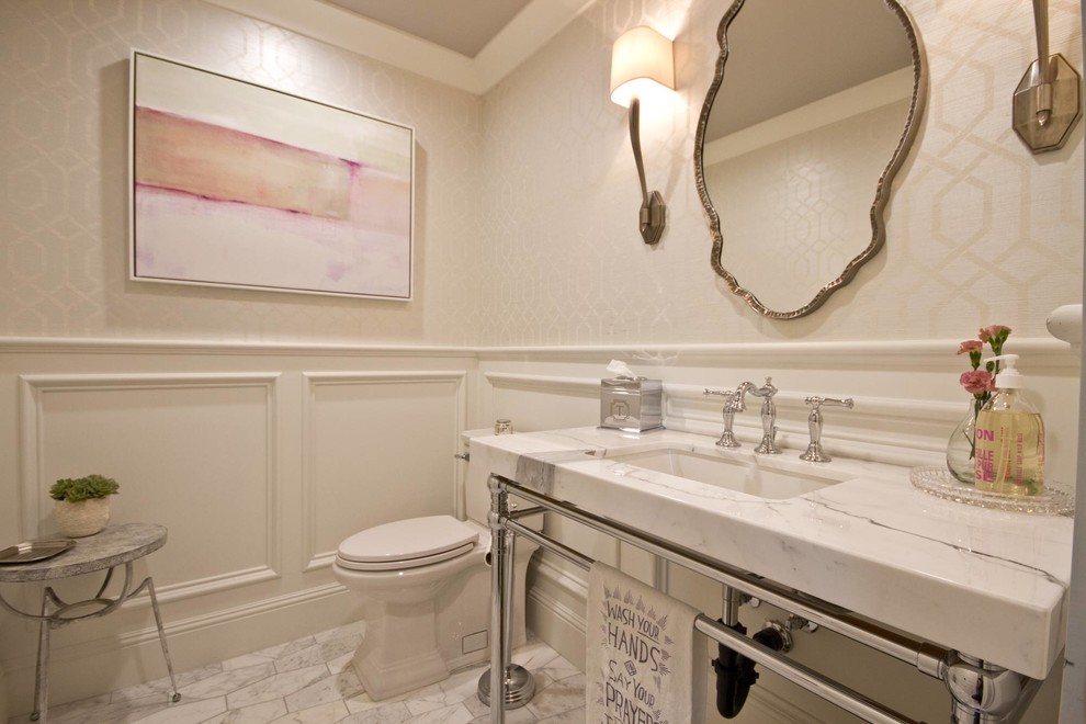 Exemple d'un WC et toilettes chic de taille moyenne avec WC séparés, un mur beige, un sol en marbre, un lavabo encastré, un plan de toilette en marbre et un sol gris.