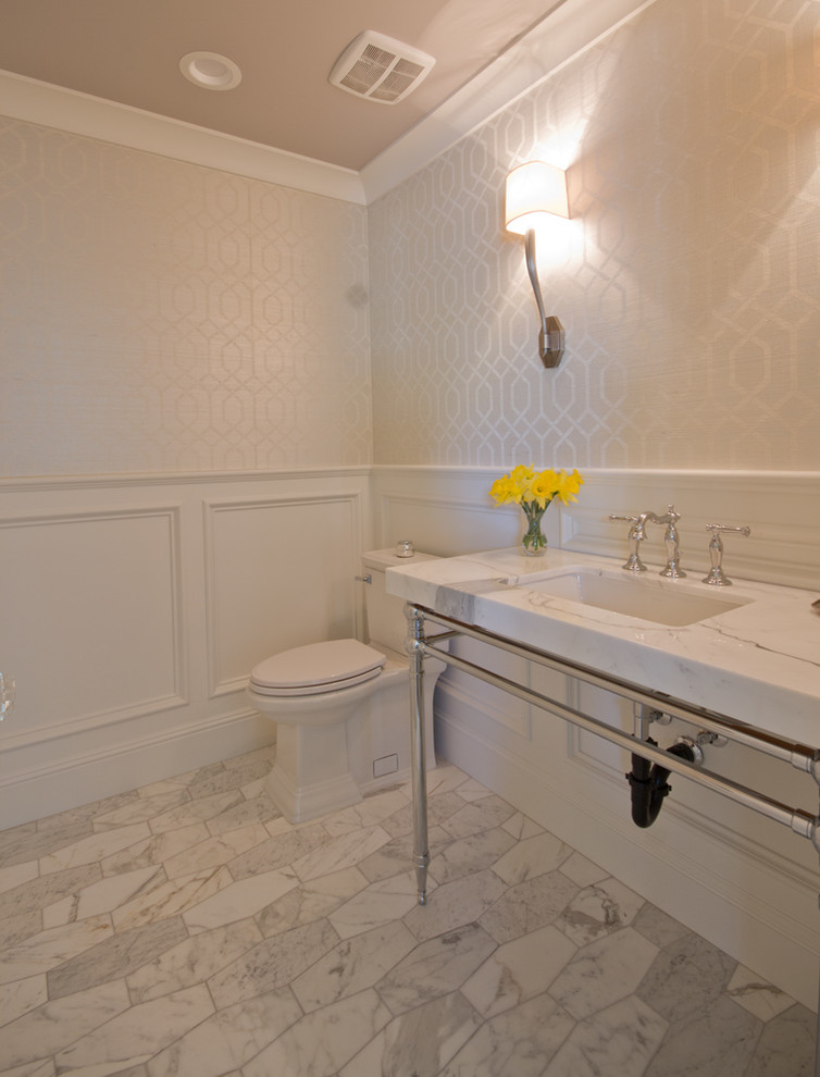 Immagine di un bagno di servizio chic di medie dimensioni con pareti bianche, pavimento in marmo, top in marmo, lavabo sottopiano e top bianco