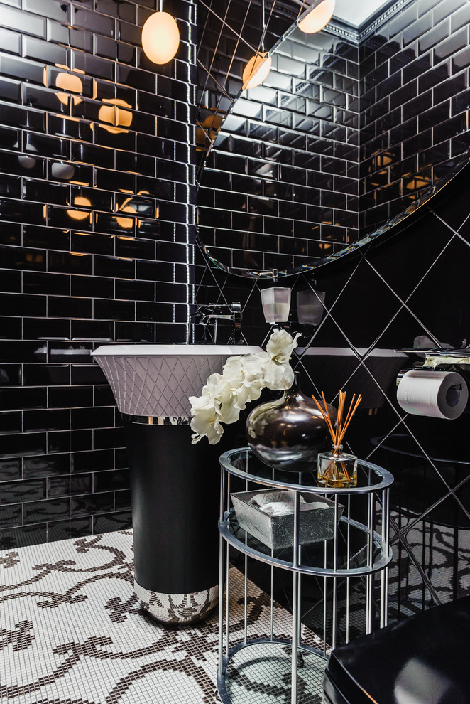 На фото: туалет в современном стиле с черно-белой плиткой, черной плиткой, плиткой кабанчик, полом из мозаичной плитки и раковиной с пьедесталом
