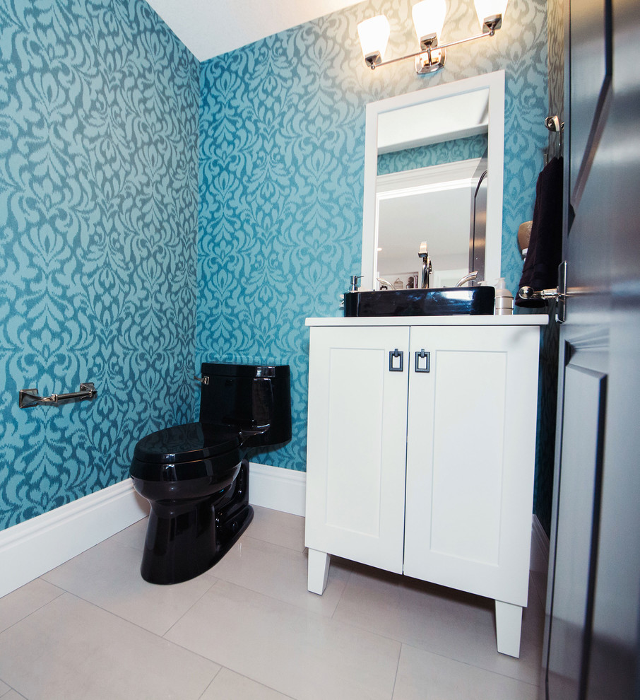Mittelgroße Klassische Gästetoilette mit Schrankfronten im Shaker-Stil, weißen Schränken, Toilette mit Aufsatzspülkasten, blauer Wandfarbe, Keramikboden, Aufsatzwaschbecken und Quarzwerkstein-Waschtisch in Edmonton