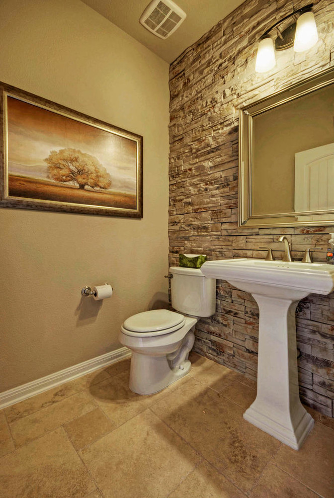 オースティンにある高級な中くらいなトラディショナルスタイルのおしゃれなトイレ・洗面所 (ペデスタルシンク、ベージュのタイル、磁器タイル、ベージュの壁、ライムストーンの床、分離型トイレ) の写真