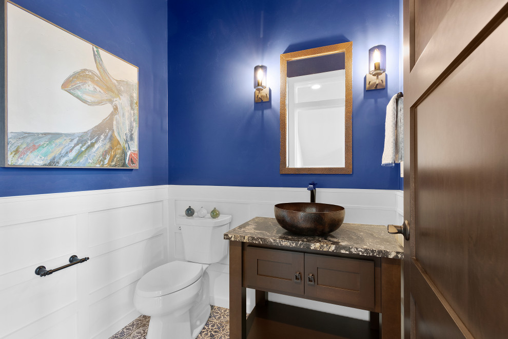 Réalisation d'un WC et toilettes tradition en bois brun de taille moyenne avec un placard à porte shaker, WC séparés, un mur bleu, un sol en carrelage de céramique, une vasque, un plan de toilette en granite, un sol bleu, un plan de toilette multicolore, meuble-lavabo sur pied et boiseries.