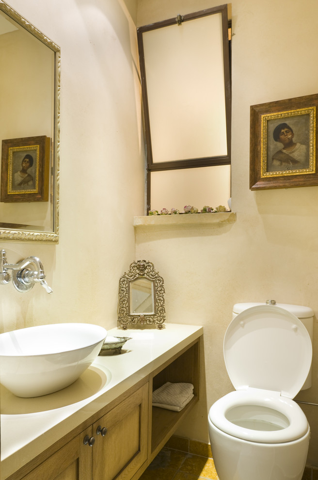 Idéer för att renovera ett medelhavsstil toalett, med ett fristående handfat