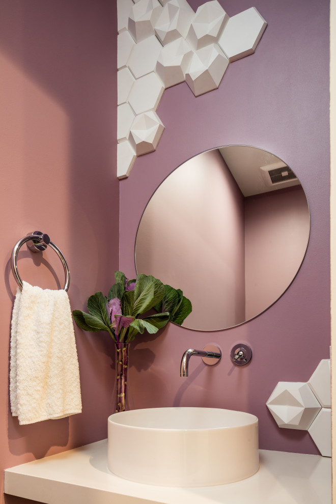 Cette image montre un petit WC et toilettes design avec WC à poser, un carrelage blanc, des carreaux de béton, un mur violet, un sol en carrelage de porcelaine, une vasque, un plan de toilette en quartz modifié, un sol gris et un plan de toilette blanc.