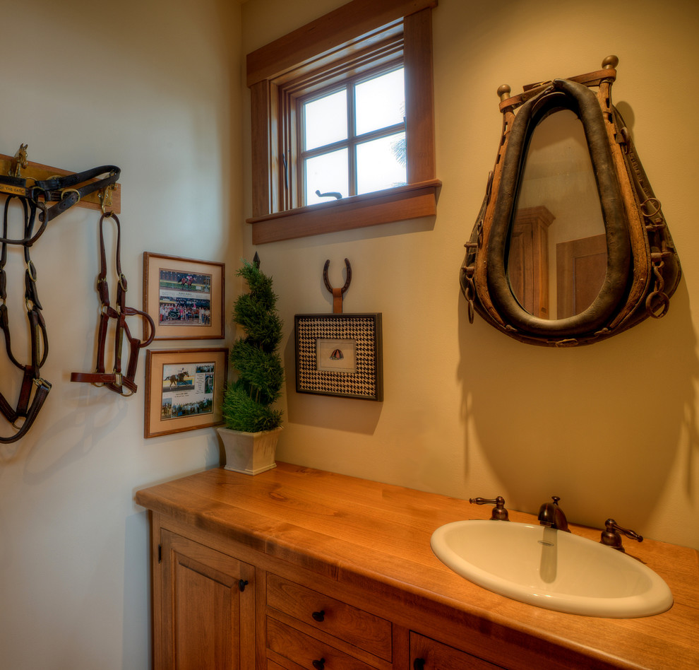 Kleine Landhausstil Gästetoilette mit Waschtisch aus Holz, brauner Waschtischplatte, profilierten Schrankfronten, beiger Wandfarbe und Einbauwaschbecken in Seattle