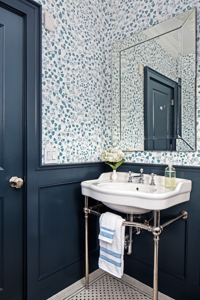 Diseño de aseo clásico renovado con paredes azules, suelo con mosaicos de baldosas, papel pintado, boiserie, lavabo tipo consola y suelo blanco