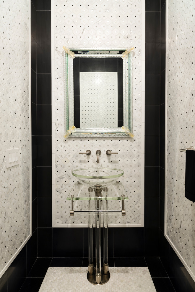 Imagen de aseo actual pequeño con encimera de vidrio, baldosas y/o azulejos negros, suelo con mosaicos de baldosas, paredes multicolor y lavabo sobreencimera
