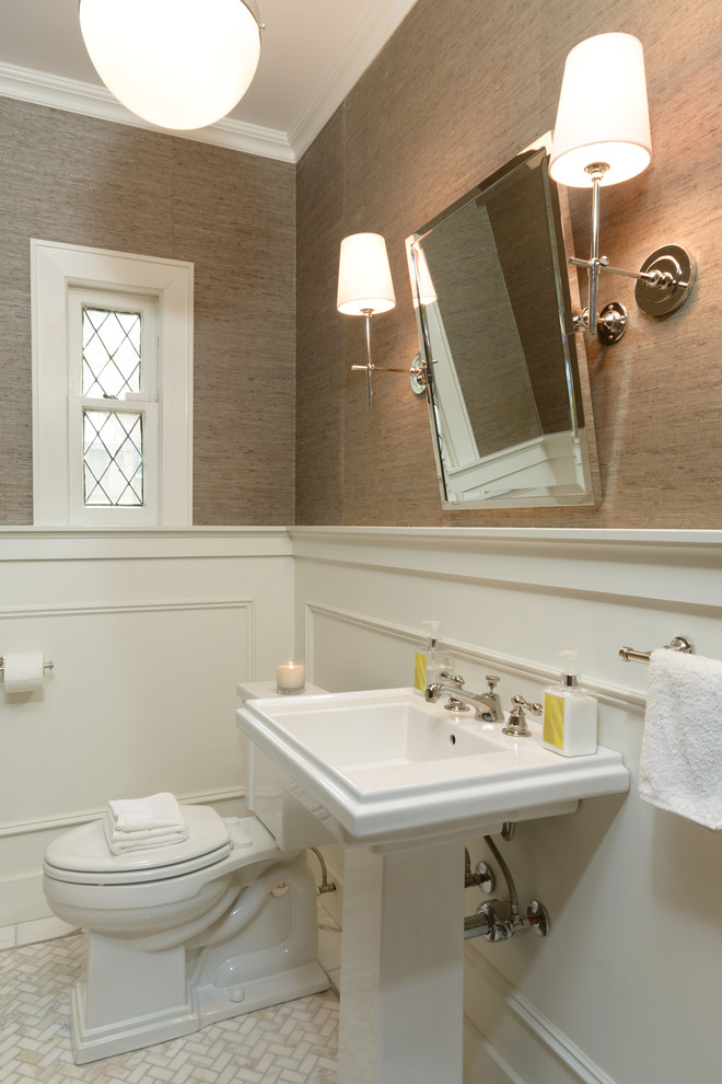 Mittelgroße Klassische Gästetoilette mit Sockelwaschbecken, Wandtoilette mit Spülkasten, beiger Wandfarbe und Marmorboden in New York