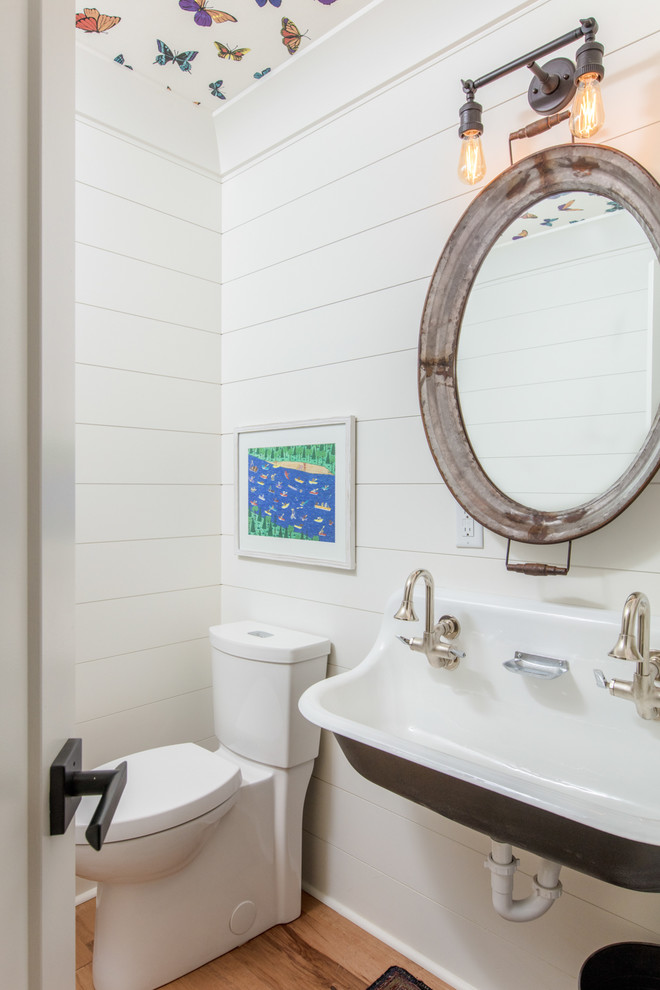 Стильный дизайн: туалет в стиле неоклассика (современная классика) с белыми стенами, паркетным полом среднего тона, подвесной раковиной и коричневым полом - последний тренд