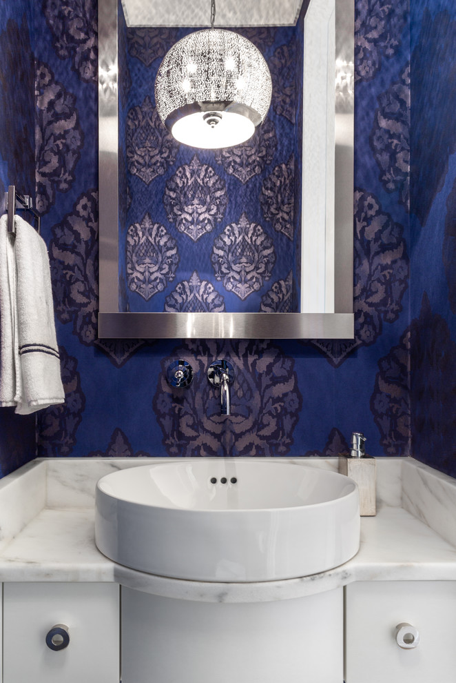 Idee per un piccolo bagno di servizio design con ante lisce, ante bianche, pareti blu, pavimento in gres porcellanato, lavabo a bacinella, top in marmo e top bianco